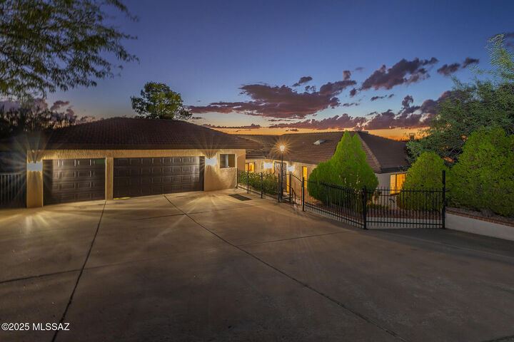 Property Photo:  7001 N Finger Rock Place  AZ 85718 