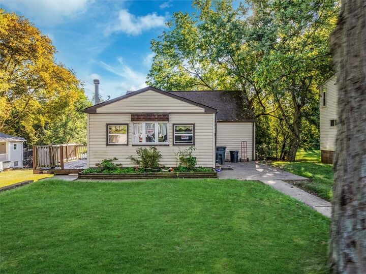 Property Photo:  430 Cottage Ln  PA 15146 