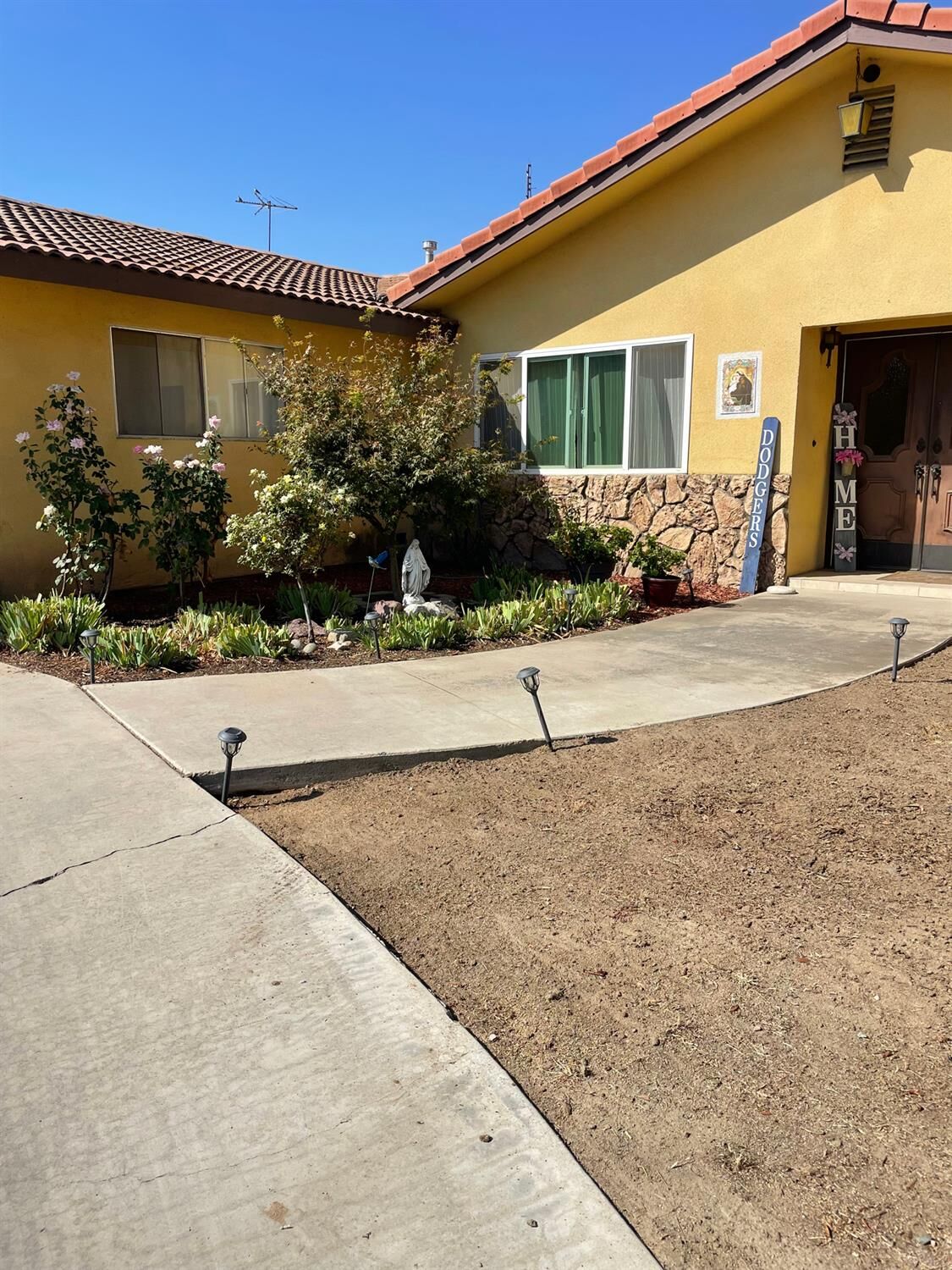 Property Photo: 1625 S Lydia Drive CA 93274