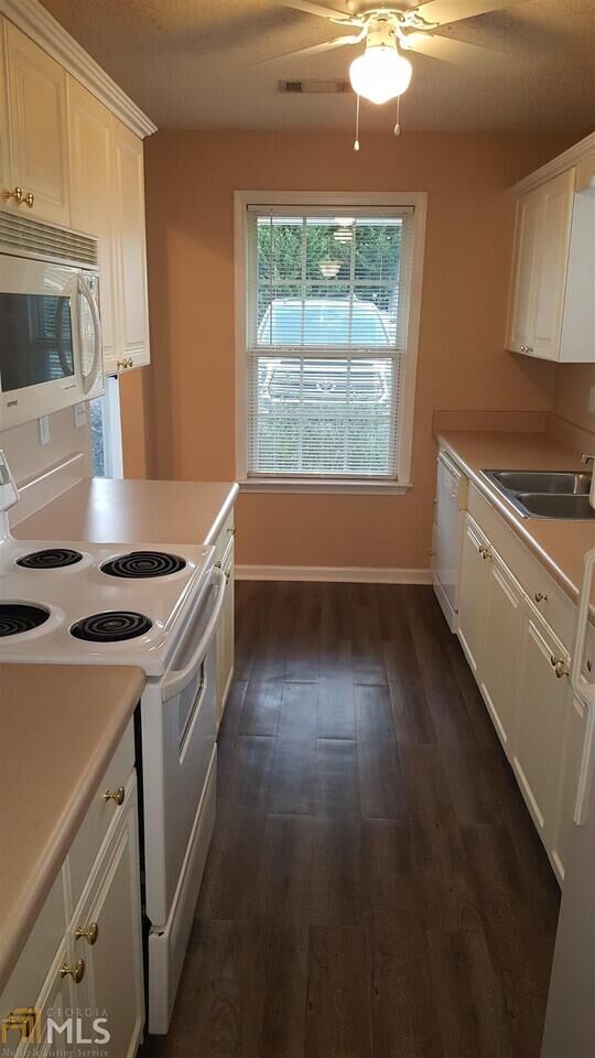 Property Photo:  1731 Summerwoods Lane  GA 30224 