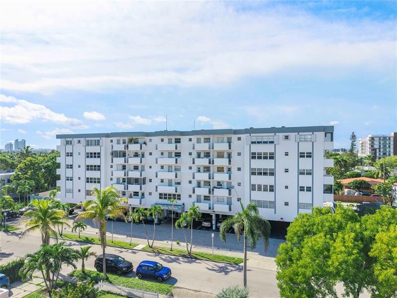 Property Photo: 1720 Jefferson St 212 FL 33020