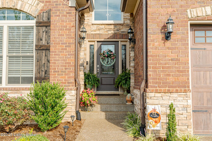 Property Photo: 116 Pembridge Ct KY 40245