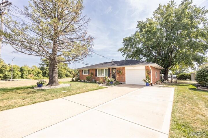 Property Photo:  106 W Cascade Drive  IL 62236 