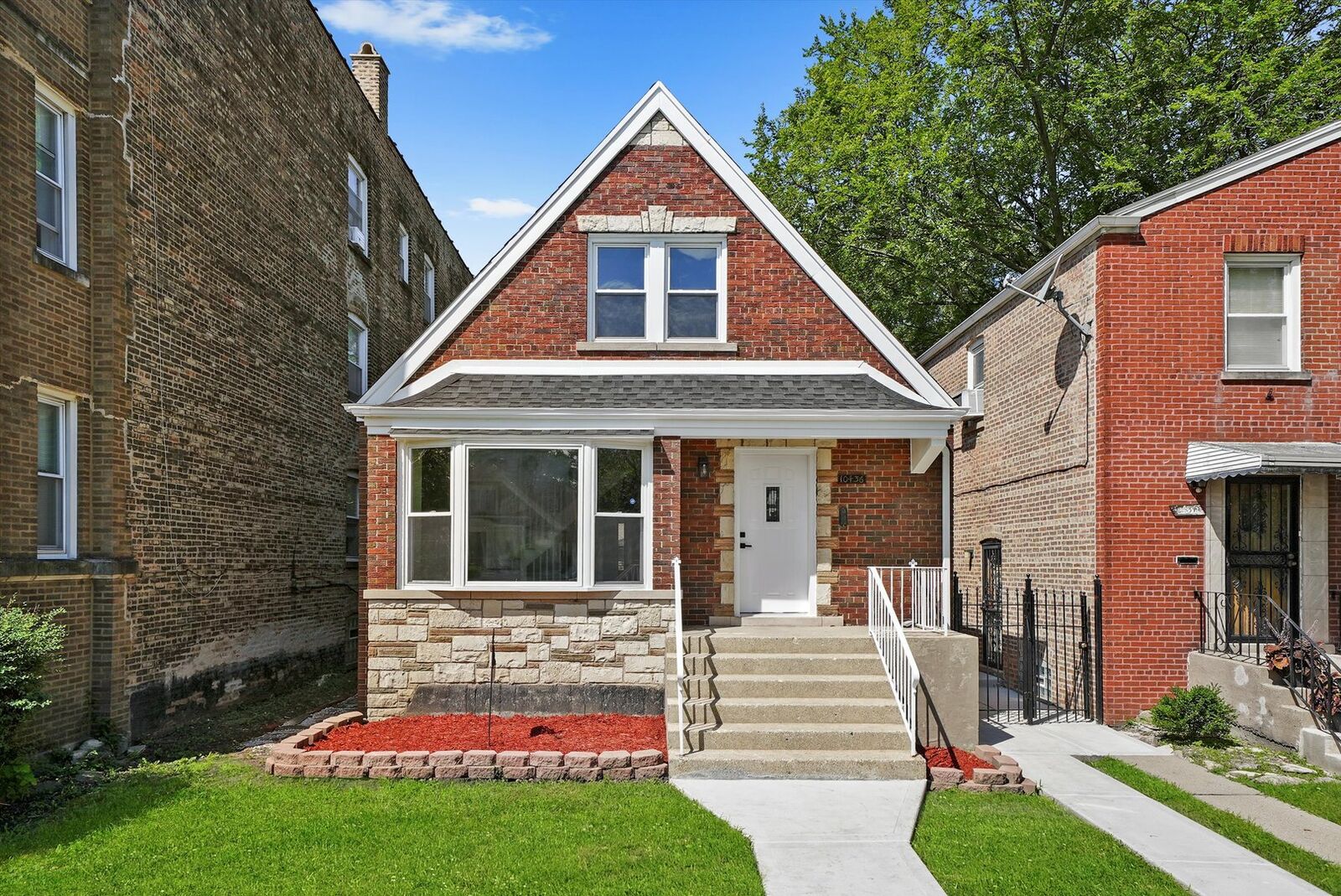 Property Photo:  10436 S Eberhart Avenue  IL 60628 