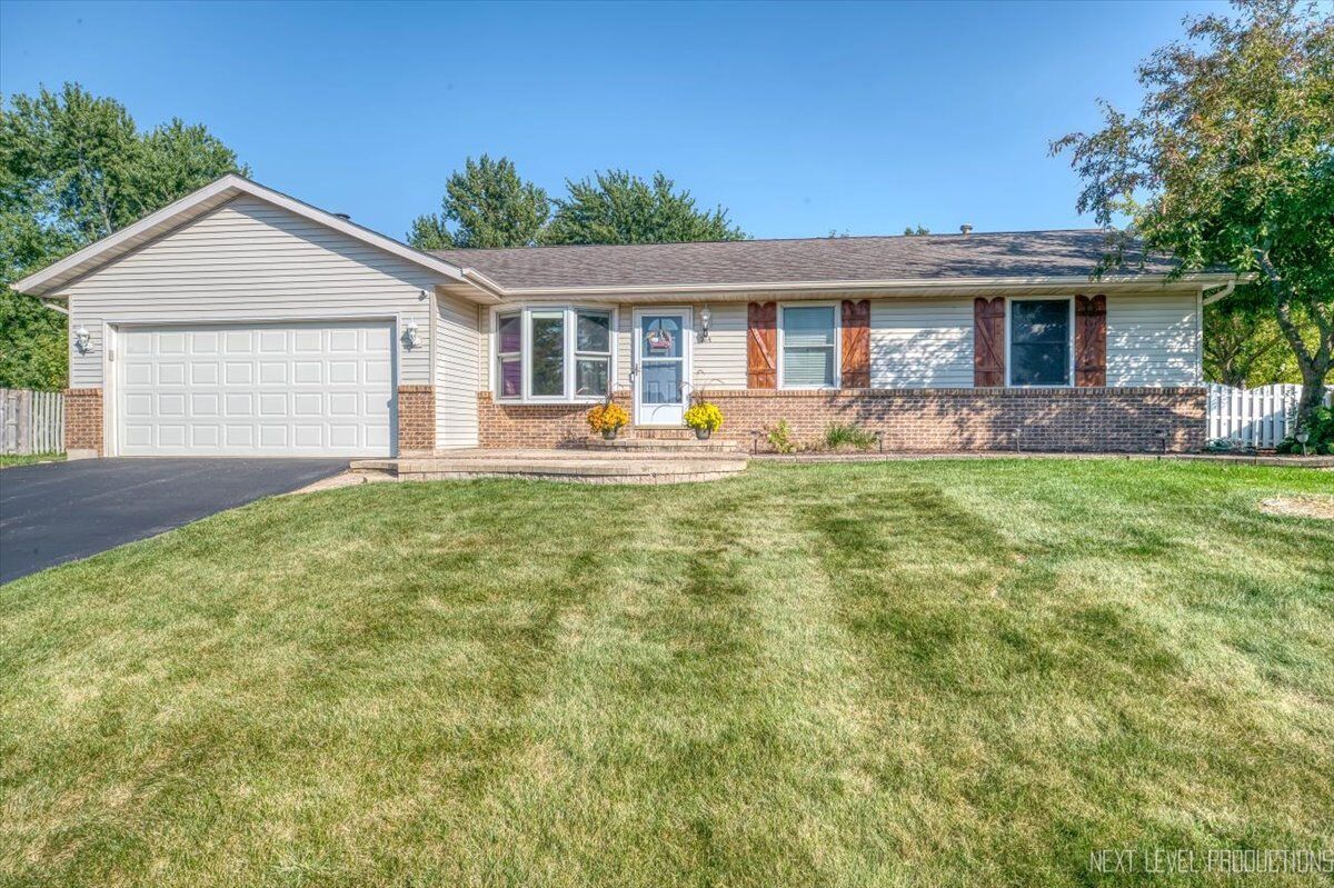 Property Photo: 214 N Aspen Drive IL 60112