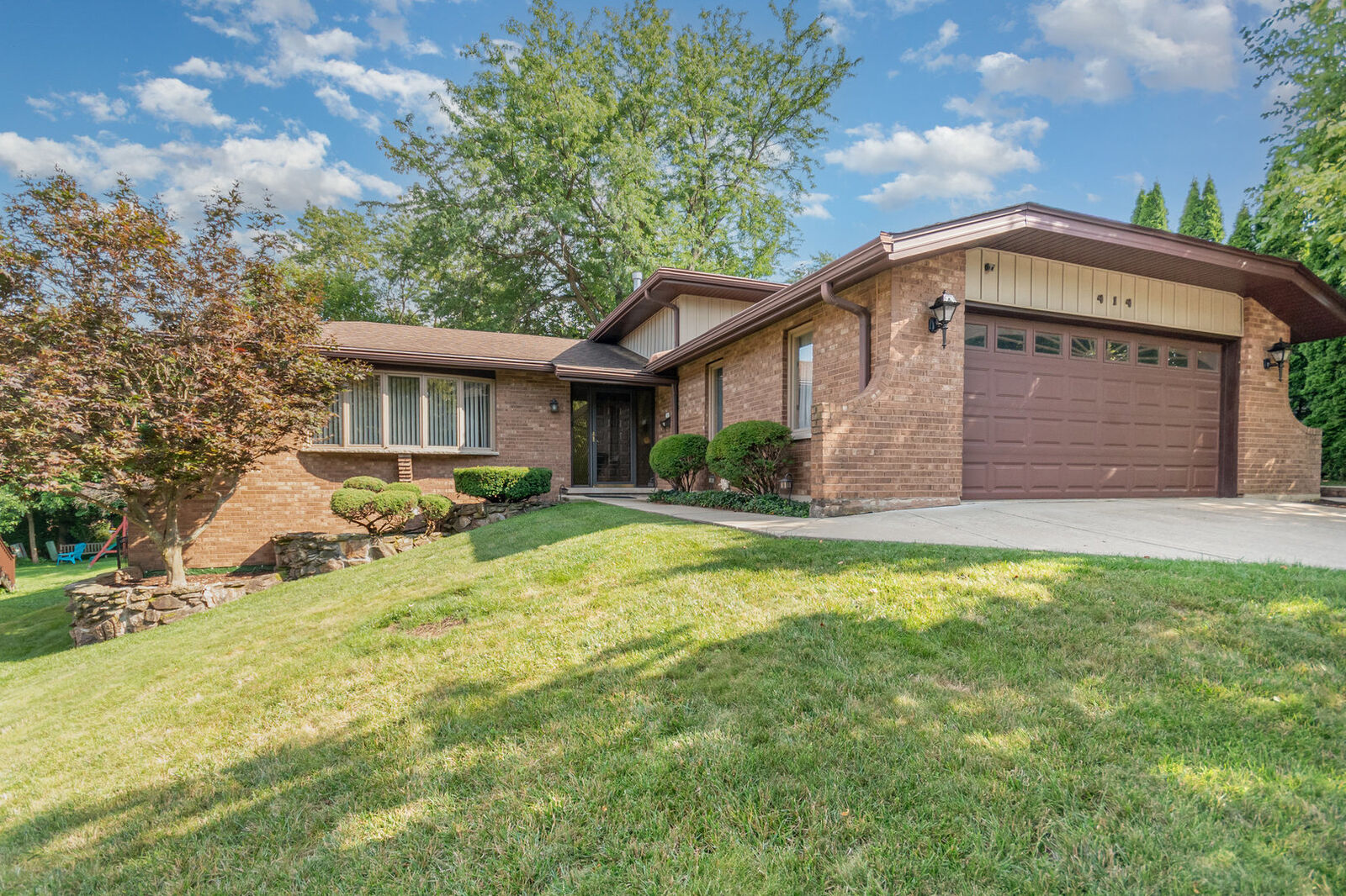Property Photo: 414 Hillview Court IL 60439