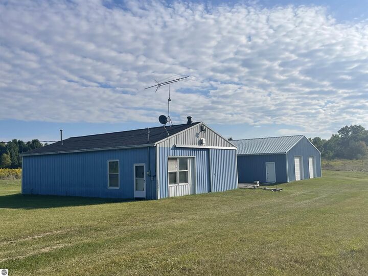 6160 Meredith Grade  Harrison MI 48625 photo