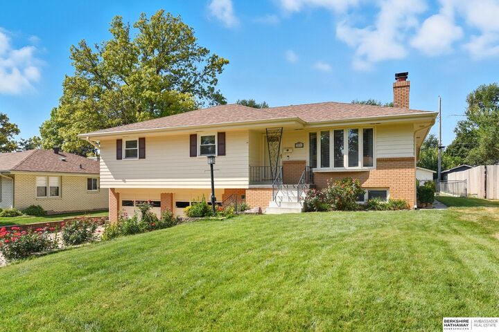 Property Photo:  2418 S 49th Avenue  NE 68106 