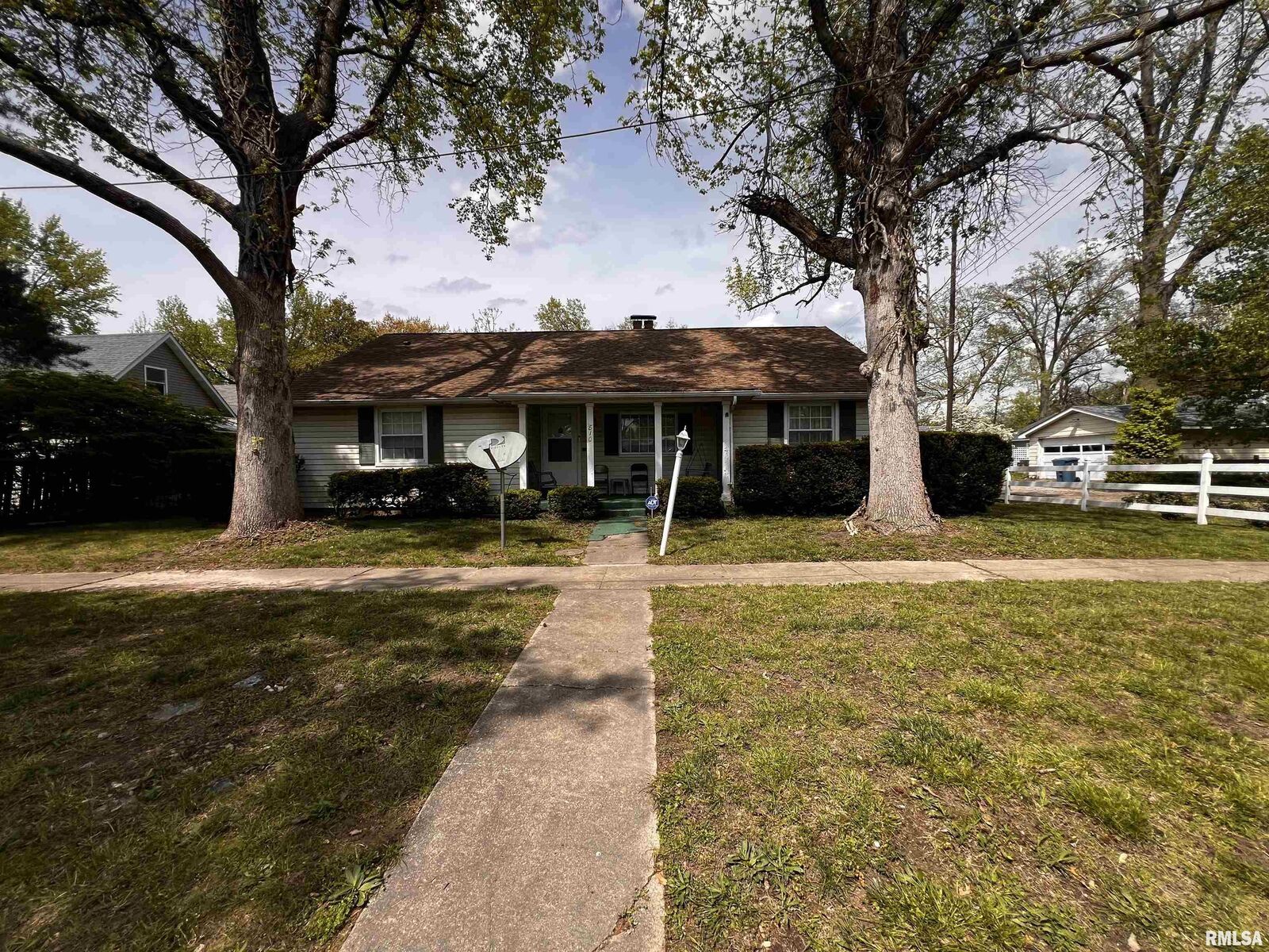 Property Photo: 810 E 7th Street IL 62801