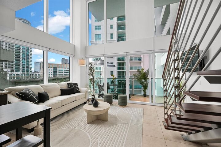 Property Photo:  41 SE 5th St 517  FL 33131 