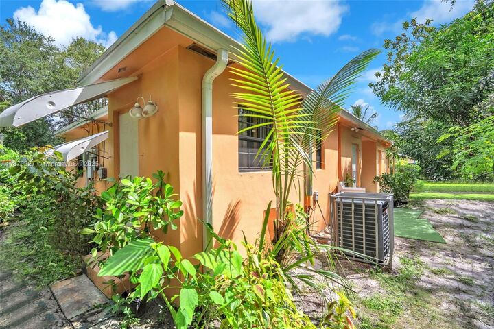 Property Photo:  460 NE 132nd St  FL 33161 