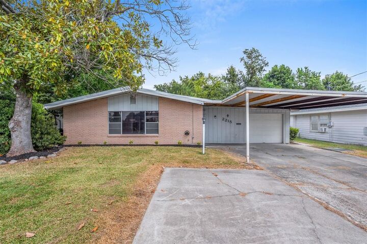 Property Photo:  2215 Lake St Street  LA 70601 