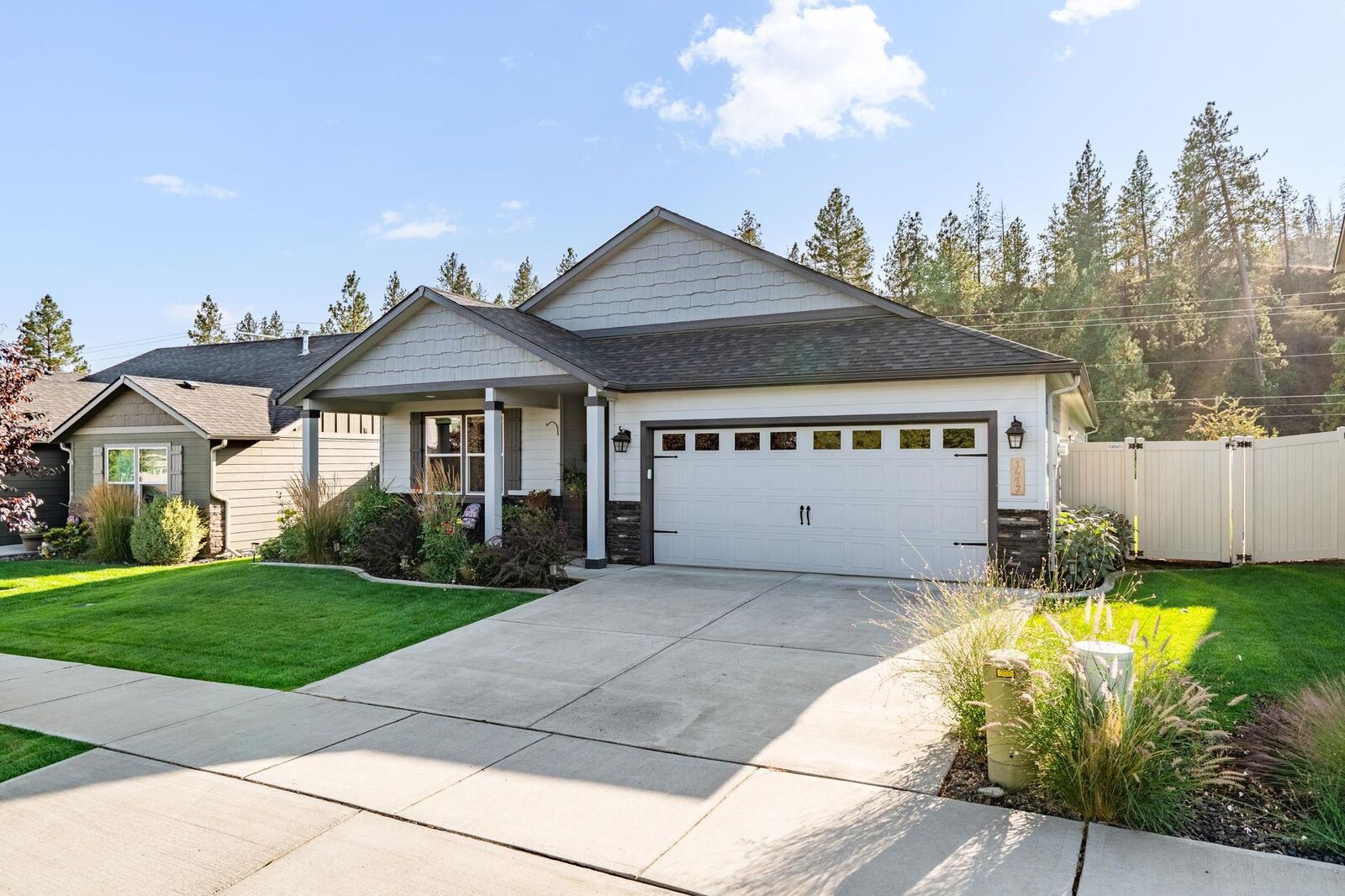 Property Photo:  1417 N Rogue River St  WA 99224 