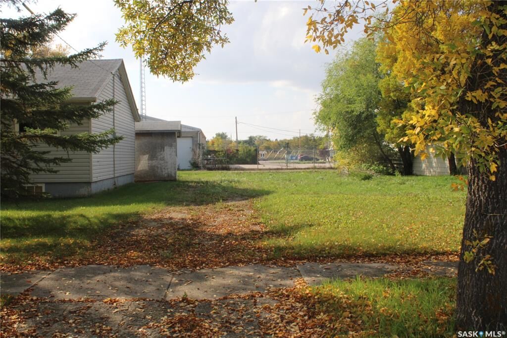 Property Photo:  258 Betts Avenue  SK S3N 3X8 