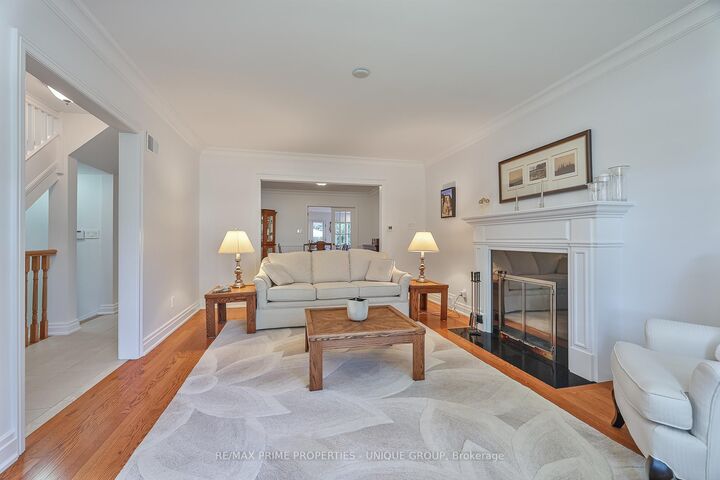 Property Photo:  4 Tanager Avenue  ON M4G 3R1 