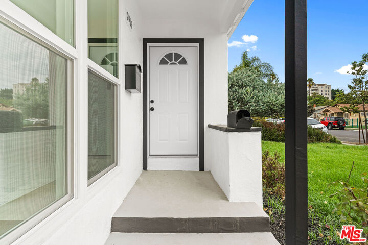 Property Photo:  2909 8th Ave  CA 90018 