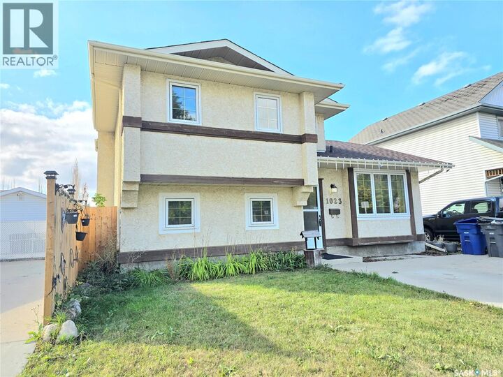 Property Photo: 1023 Steeves Avenue SK S7L 5N6