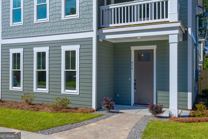 Property Photo: 824 E Bolton Street GA 31401