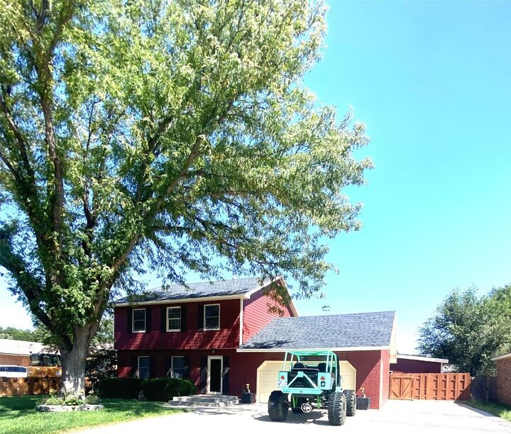 Property Photo:  2504 N Carriage Lane  KS 67846 