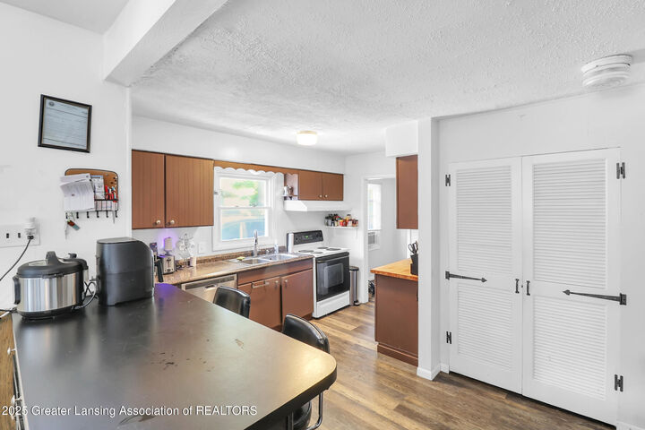 Property Photo:  1542 Ann Street  MI 48823 