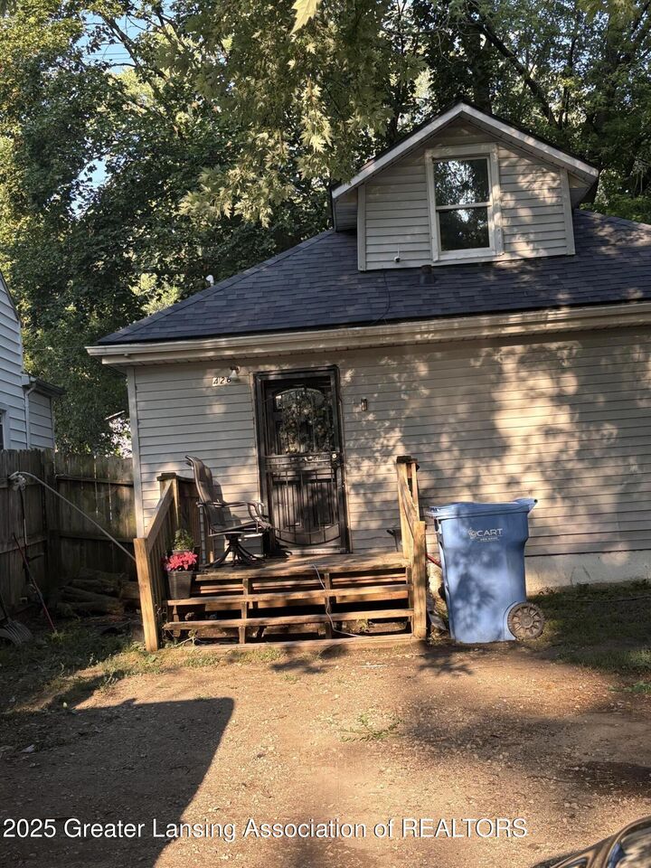 Property Photo:  426 S Francis Avenue  MI 48912 