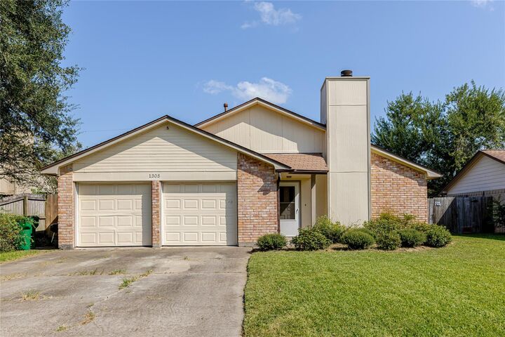 Property Photo:  1305 Glenview Ln  TX 77515 