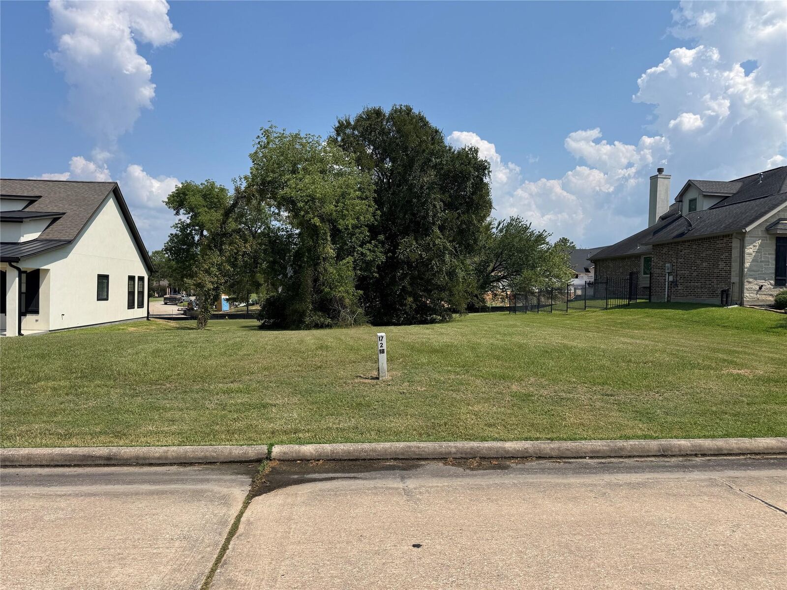 Property Photo:  26 Hillsborough Drive E  TX 77356 