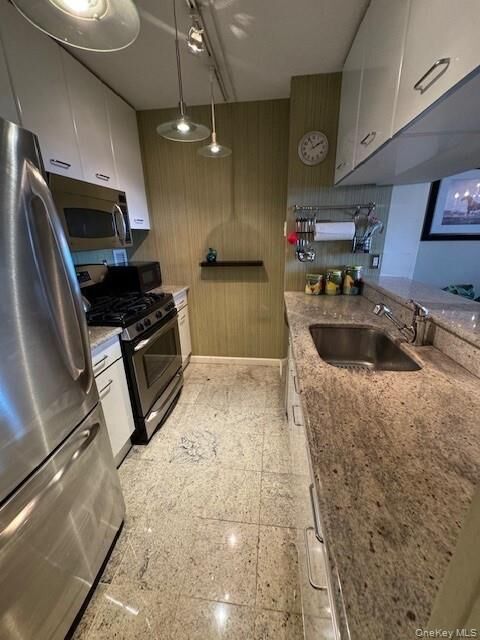 Property Photo:  4 Martine Avenue 1402  NY 10606 