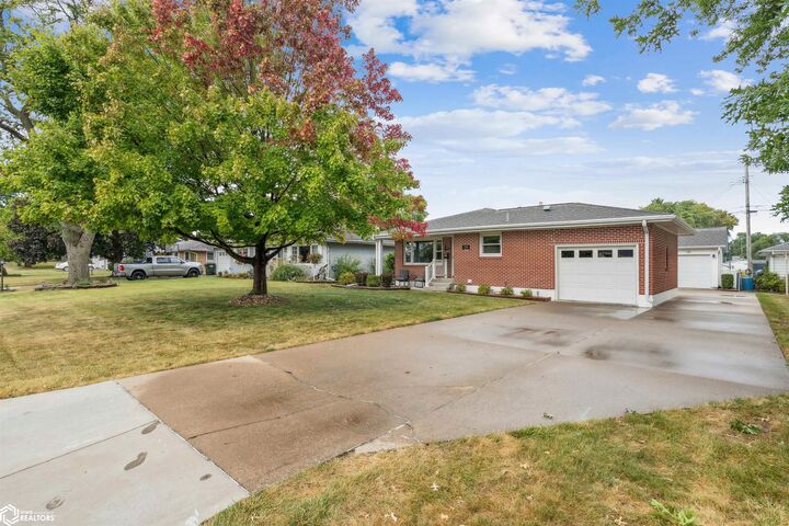 Property Photo:  318 Ruthella Drive  IA 52655