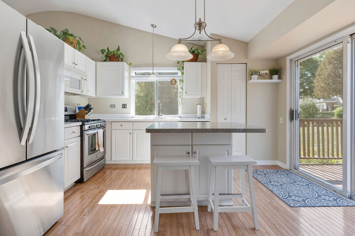 Property Photo:  6 Fieldcrest Court  IL 60102 