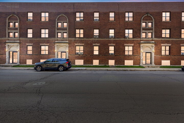 953 E 61st Street 1E  Chicago IL 60637 photo