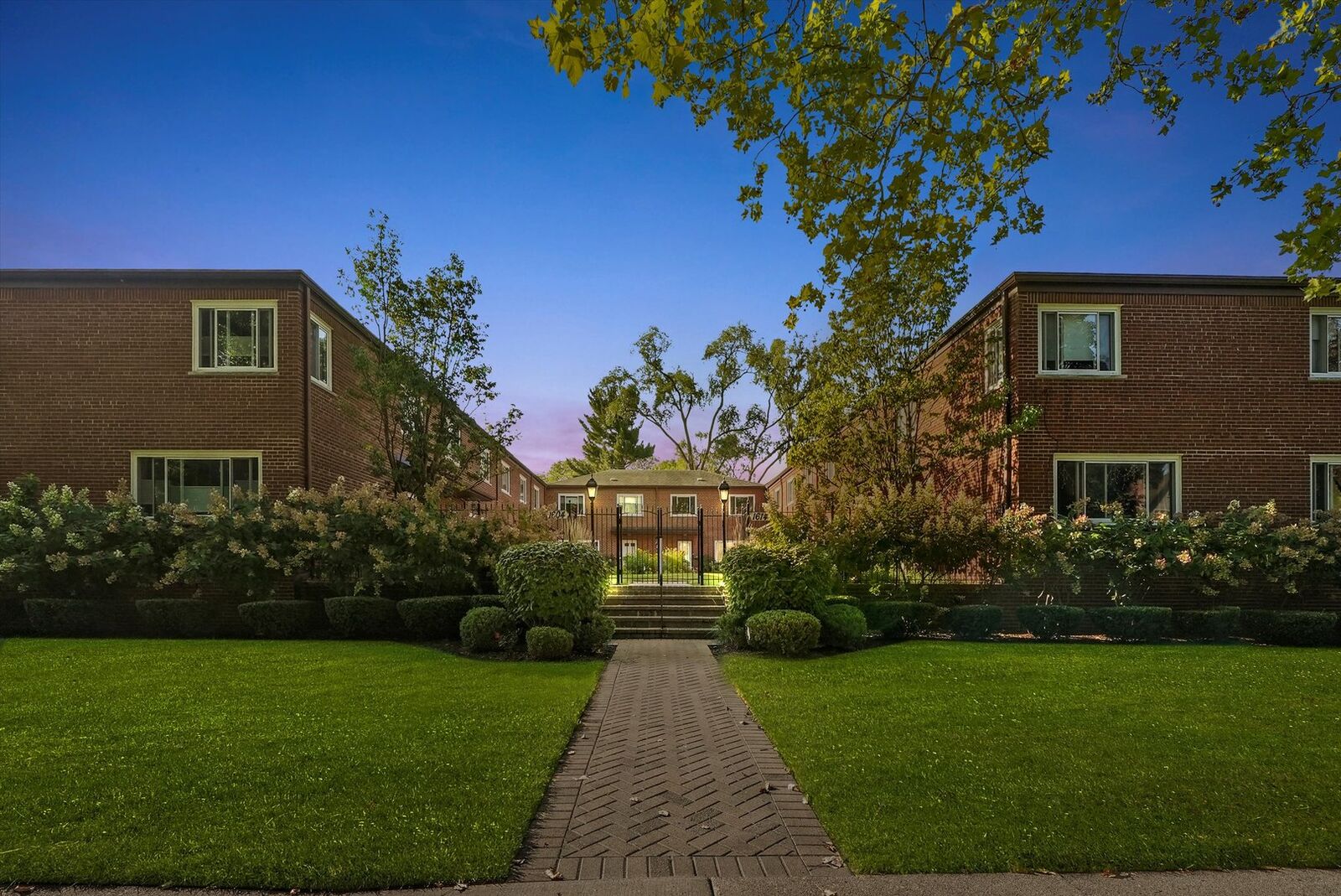 Property Photo:  1610 Washington Street  IL 60202 