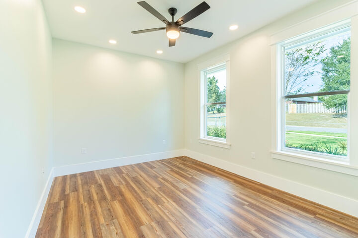 Property Photo: 5870 Saratoga Drive FL 32536