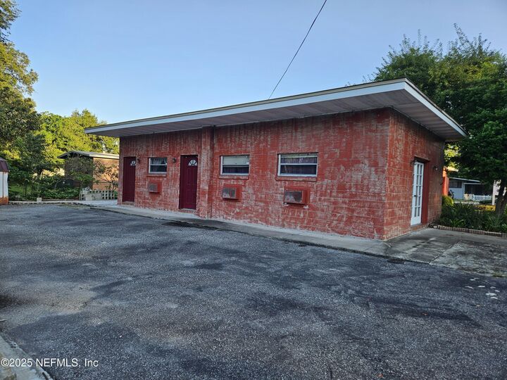 Property Photo: 6672 Banbury Road FL 32211