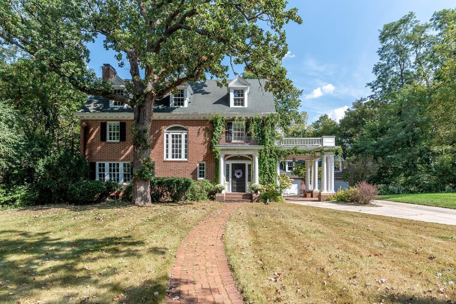 Property Photo:  601 Baker Avenue  MN 56001 