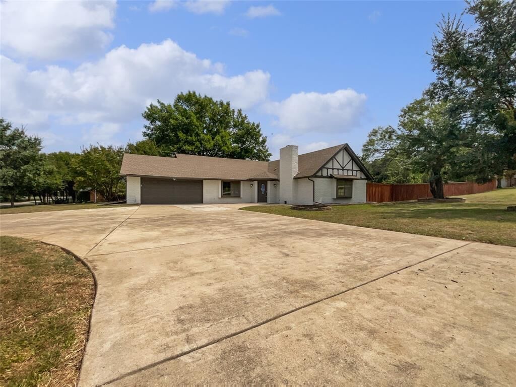 Property Photo: 300 Woodland Trail TX 76248
