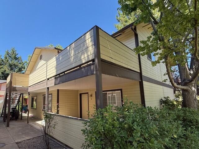 Property Photo:  889 Valley View Drive  OR 97504 