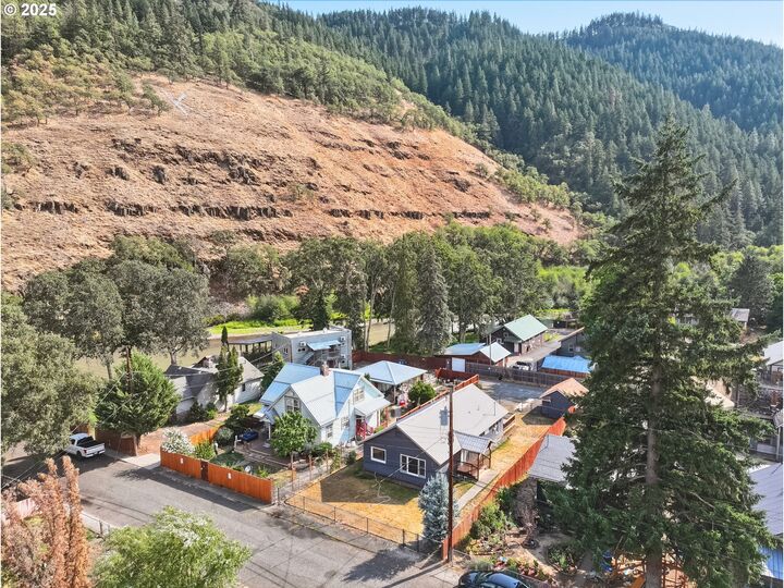 Property Photo:  214 2nd St  WA 98628 