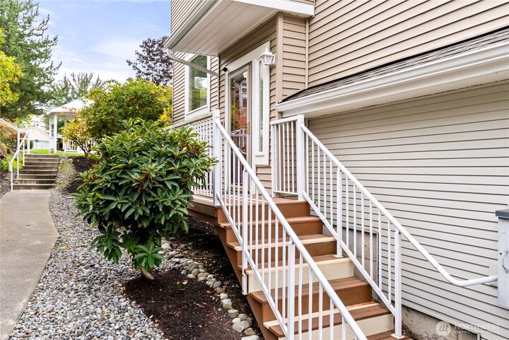 Property Photo:  513 S 46th Place  WA 98055 