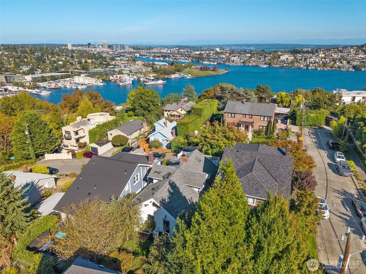 Property Photo:  2553  5th Avenue N  WA 98109 