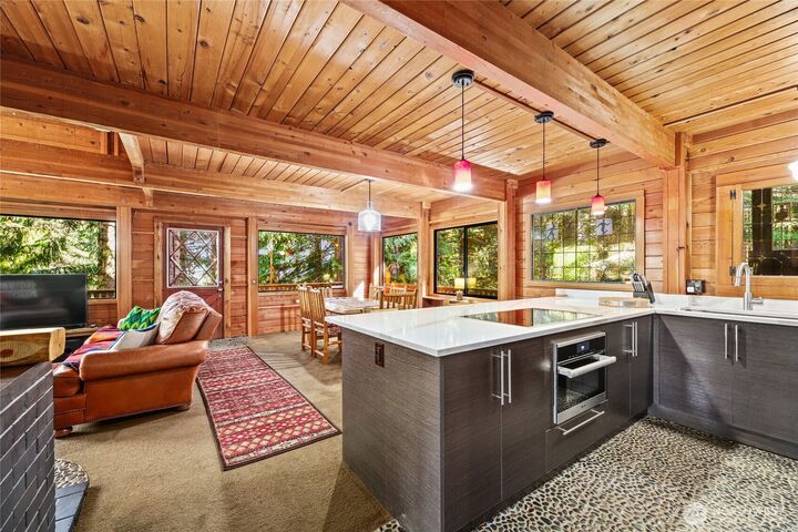 Property Photo:  1111  Snoqualmie Drive  WA 98068 