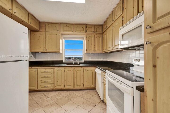 Property Photo:  2025 NE 164th St 716  FL 33162 