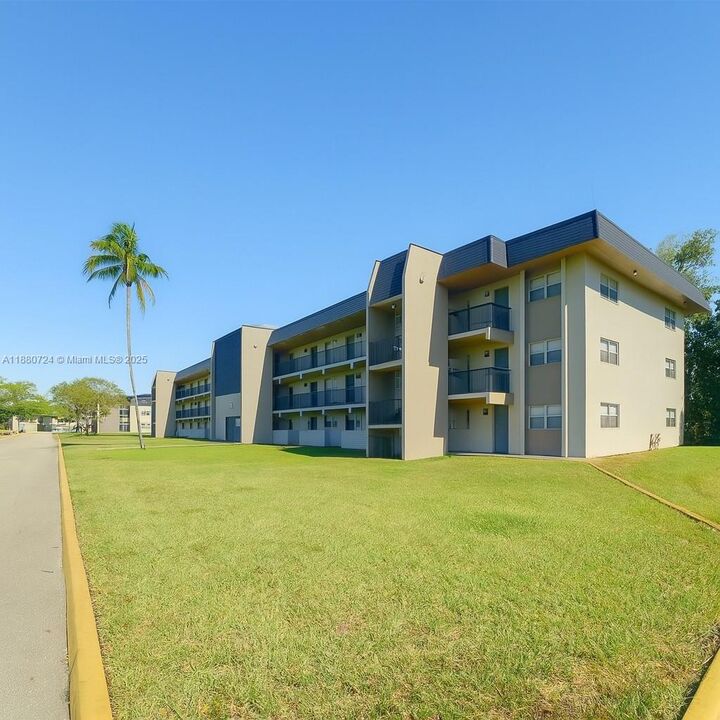 Property Photo:  7825 Fairview Dr 106  FL 33321 