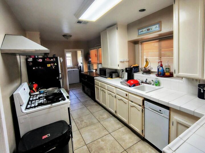 Property Photo:  1421 W Oak Avenue  CA 93291 