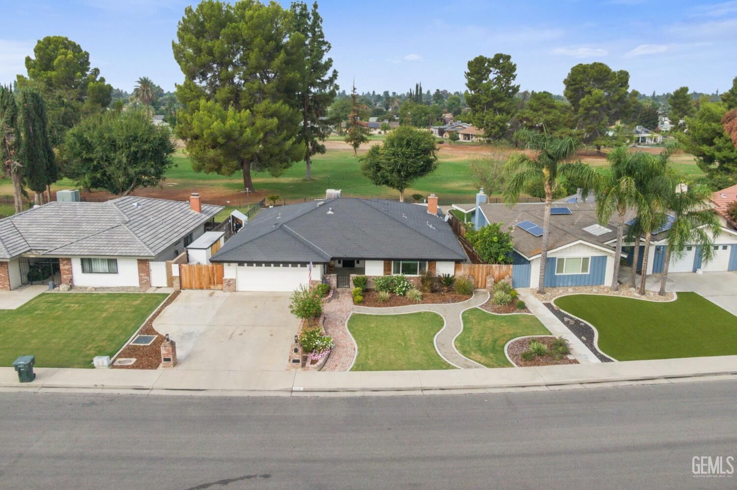 Property Photo:  609 Bermuda Street  CA 93309 