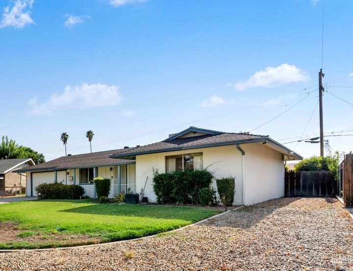 Property Photo:  405 Oak Fair Way  CA 93309 