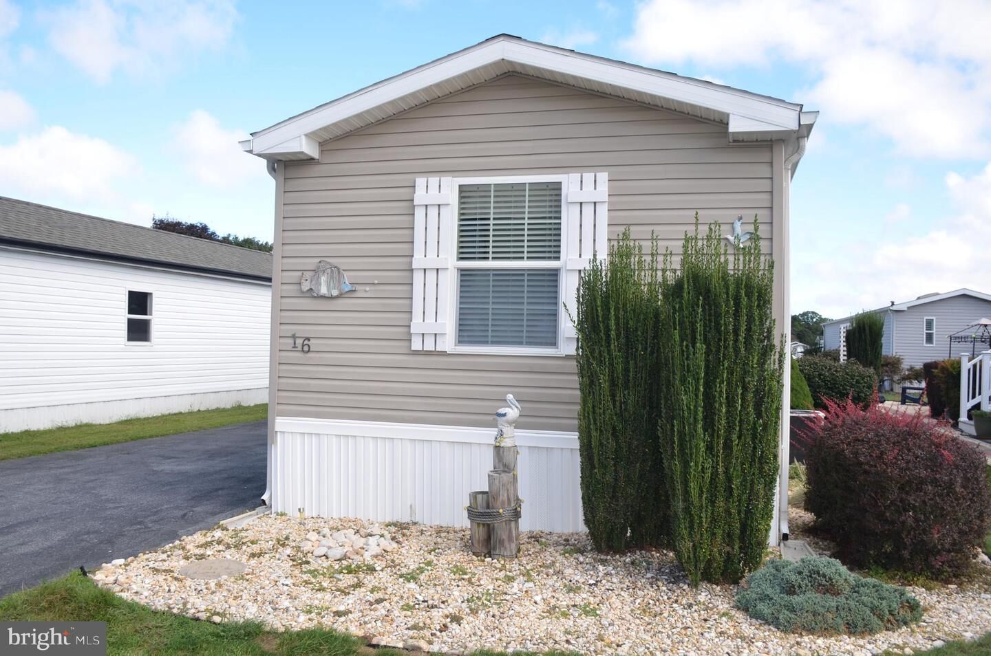 Property Photo: 16 Colonial Lane 53536 DE 19971