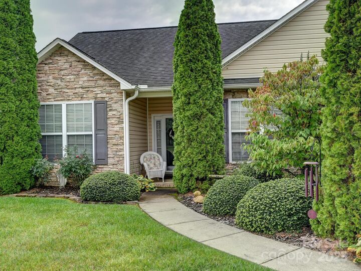 Property Photo: 19 Pamlico Road NC 28732