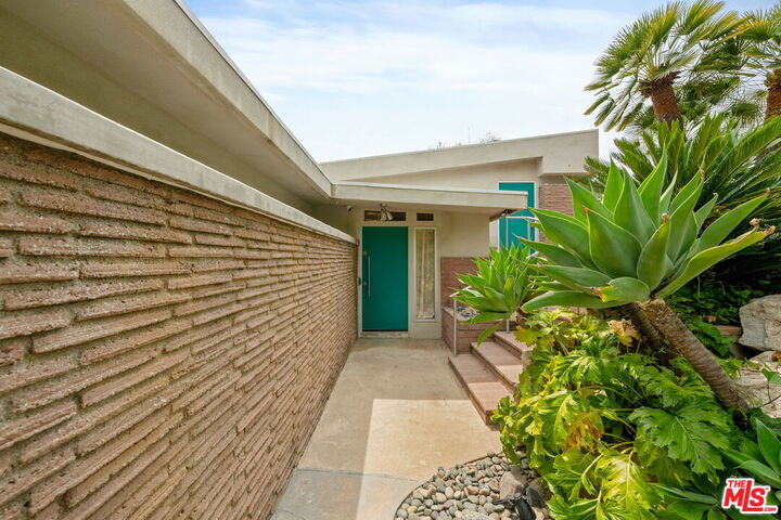 Property Photo: 1412 N Tigertail Rd CA 90049