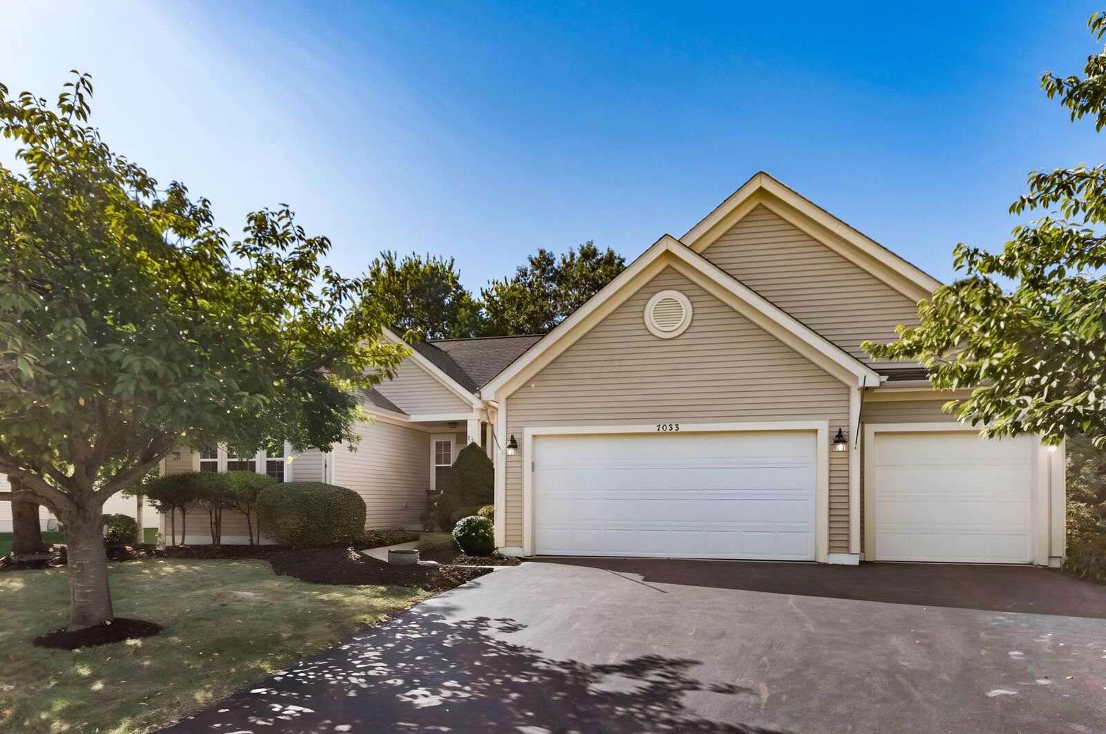 Property Photo:  2053 Autumn Wind Drive  OH 43123 